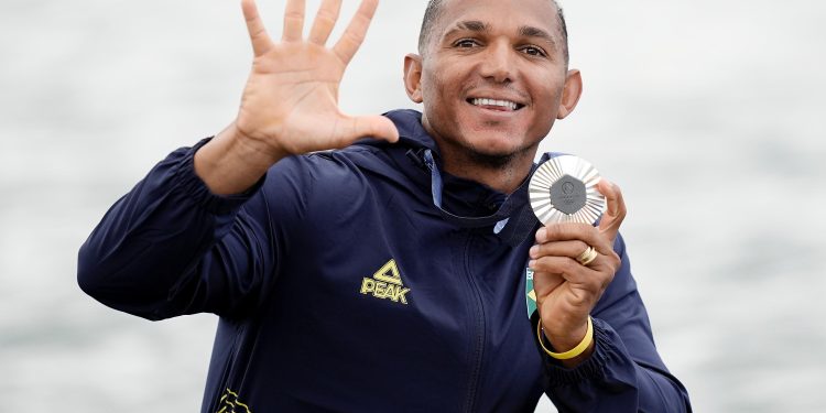 Isaquias Queiroz dá show no final e fatura a prata no C1 1000m da canoagem de velocidade em Paris-2024