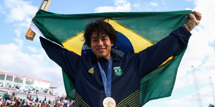 Augusto Akio conquista a medalha de bronze no skate park nos Jogos de Paris