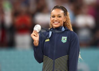 Rebeca é prata no individual geral e se torna a brasileira com mais medalhas em Olimpíadas