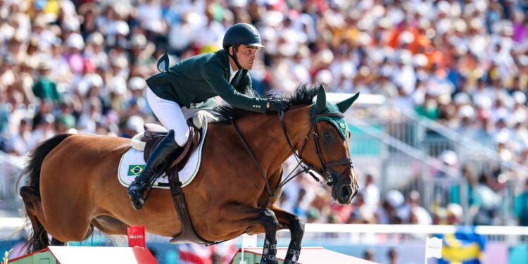 Stephan Barcha é quinto no concurso de saltos do hipismo em Paris