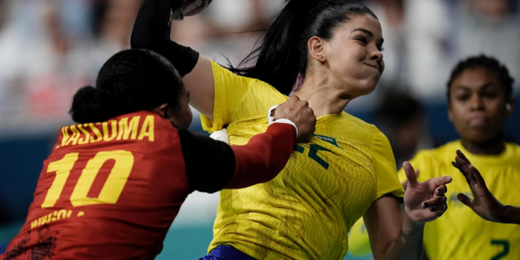 Seleção Brasileira vence Angola no handebol e está classificada para a próxima fase