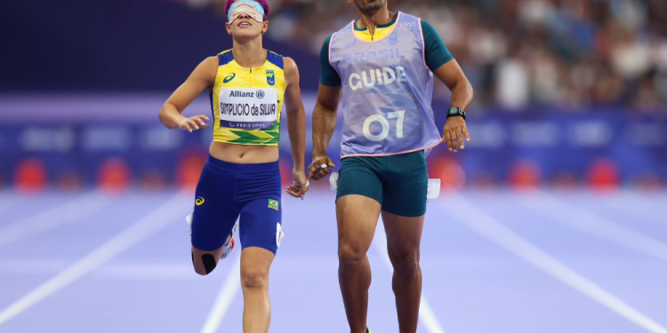 Thalita Simplício conquista a medalha de prata nos 400m T11