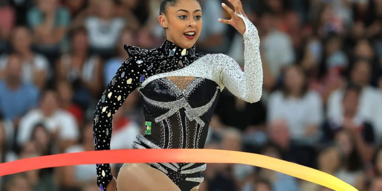 Bárbara Domingos garante vaga inédita na final do individual geral da ginástica rítmica