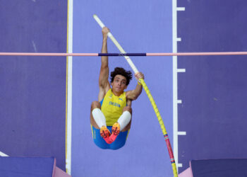 Com recorde olímpico e mundial, Armand Duplantis é bicampeão no salto com vara