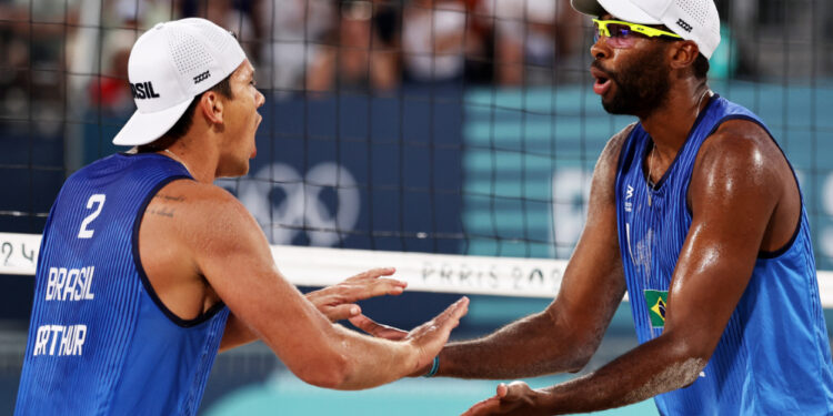 Evandro e Arthur despacham holandeses e avançam às quartas no vôlei de praia