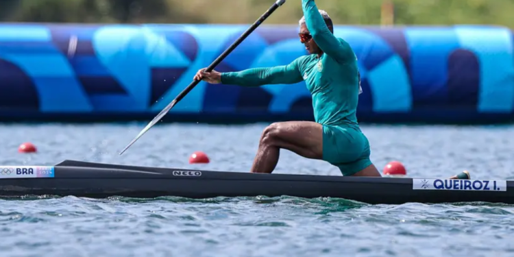 Isaquias Queiroz poupa energia e se classifica direto para as semifinais do C1 1000m na canoagem velocidade