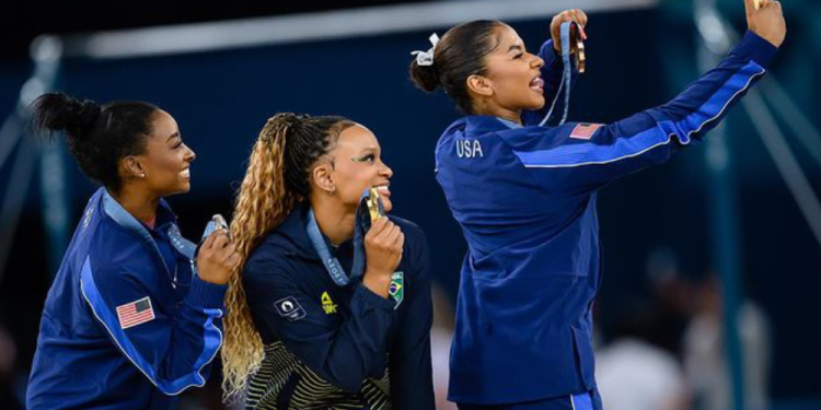 Jordan Chiles, que reverenciou Rebeca no pódio, terá de devolver medalha de bronze