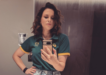 Australiana do break é perseguida online e pede respeito a família
