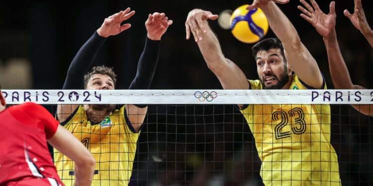 Brasil perde para os Estados Unidos e é eliminado nas quartas no vôlei masculino