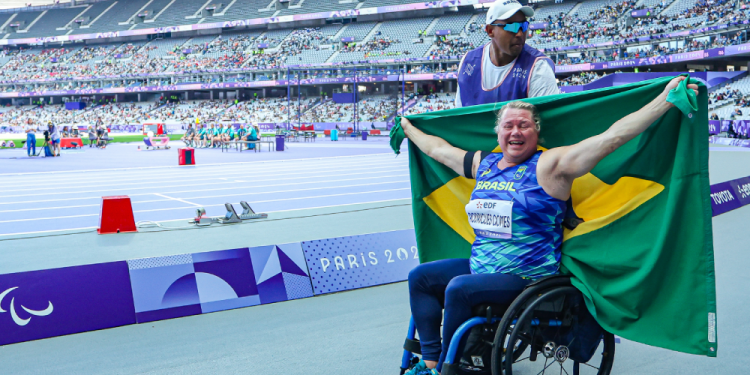 Beth Gomes garante bicampeonato paralímpico no lançamento de disco