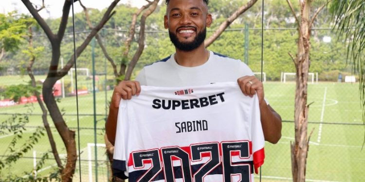 São Paulo renova com o zagueiro Sabino até o fim de 2026