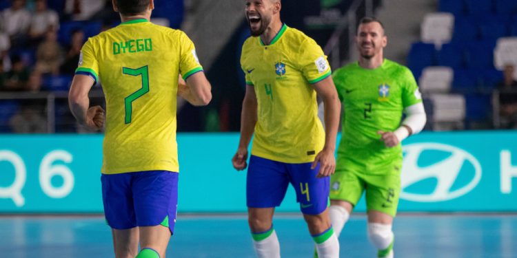 Brasil atropela Cuba em estreia na Copa do Mundo de futsal