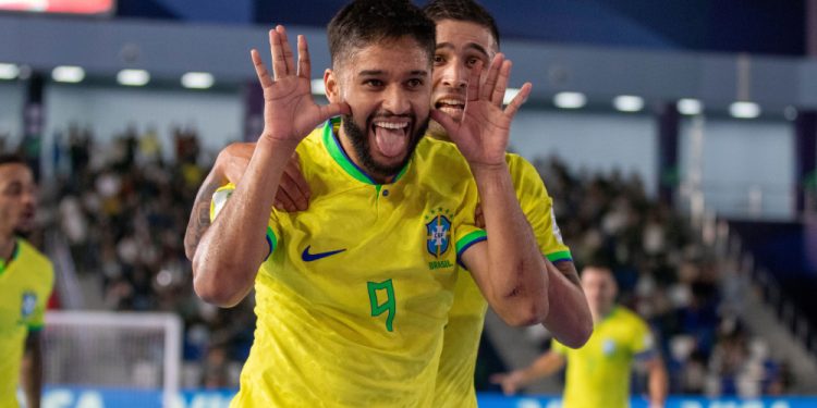 Brasil vence Marrocos e avança à semifinal da Copa do Mundo de futsal