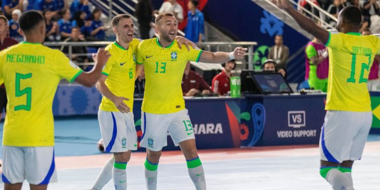 Brasil atropela a Tailândia e segue 100% na Copa do Mundo de futsal