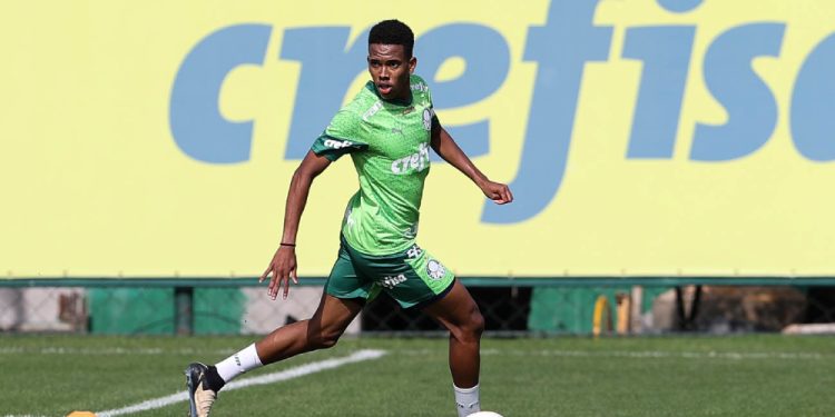 Estêvão é diagnosticado com lesão na coxa e deve desfalcar o Palmeiras