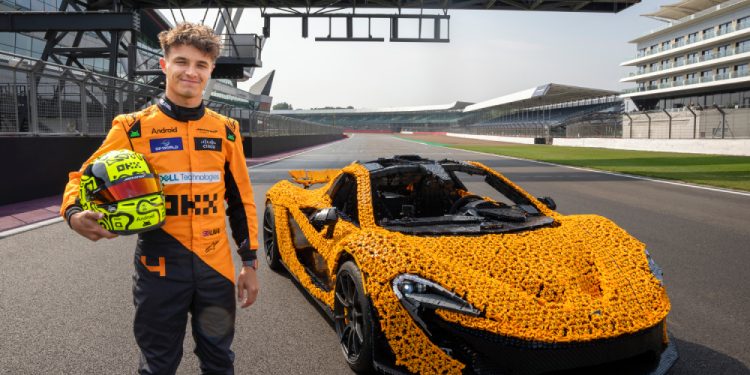 Norris pilota réplica do McLaren P1 feita de Lego