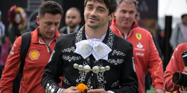 Leclerc homenageia cultura mexicana ao chegar vestido de mariachi no GP do México