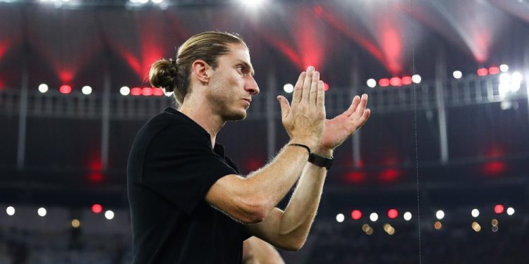 Filipe Luís celebra vitória na estreia: “Vi meus companheiros correndo por mim”