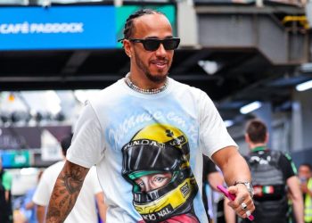 Hamilton usa look em homenagem a Senna e ao Brasil em Interlagos