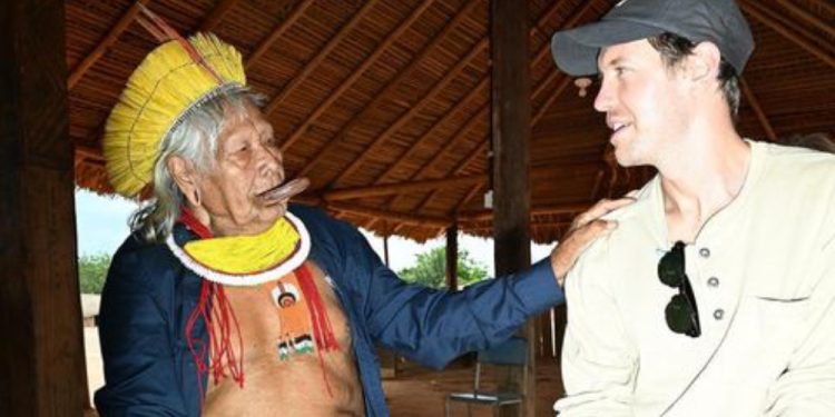 Vettel conhece a Amazônia e visita aldeia indígena no Mato Grosso