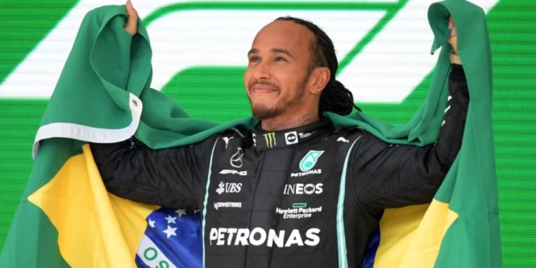 Em dia de despedida, relembre momentos marcantes de Hamilton na Mercedes