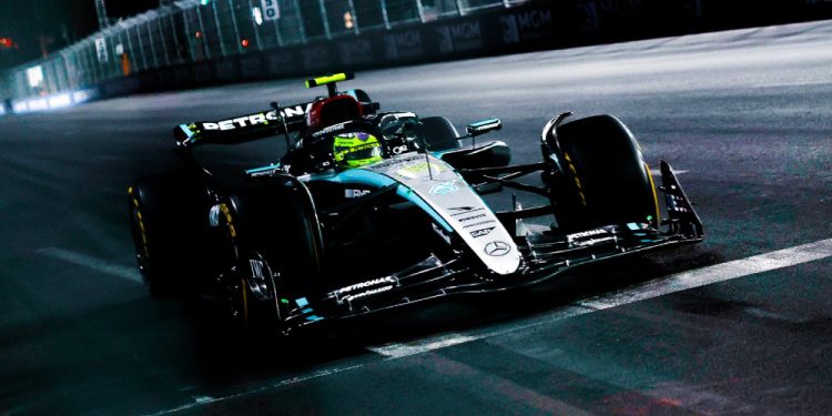Hamilton repete desempenho e lidera segundo treino livre em Las Vegas