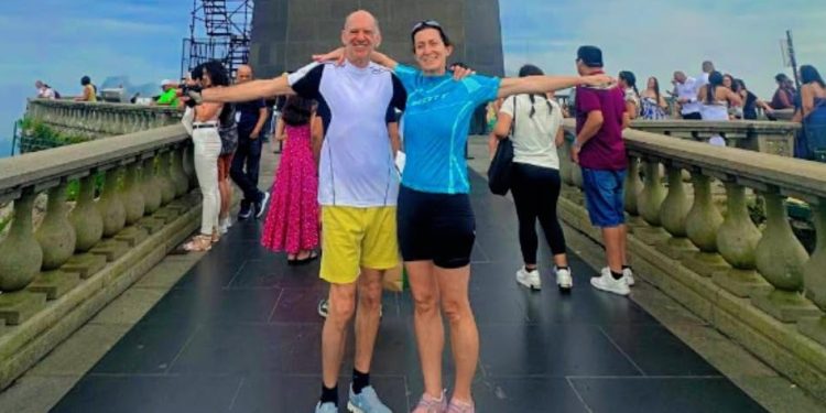 Adrian Newey aproveita férias da F1 no Brasil com a esposa