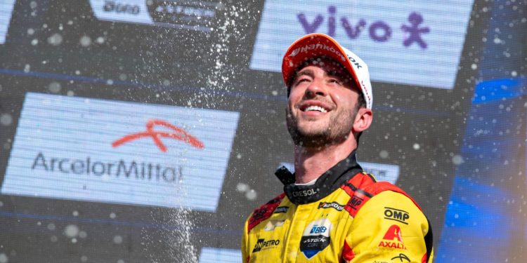 Gabriel Casagrande é tricampeão da Stock Car em Interlagos