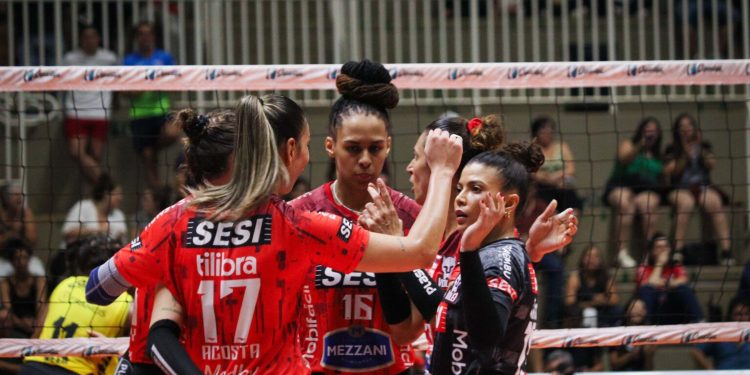 Em briga direta, Sesi recebe o Mackenzie pela Superliga de vôlei