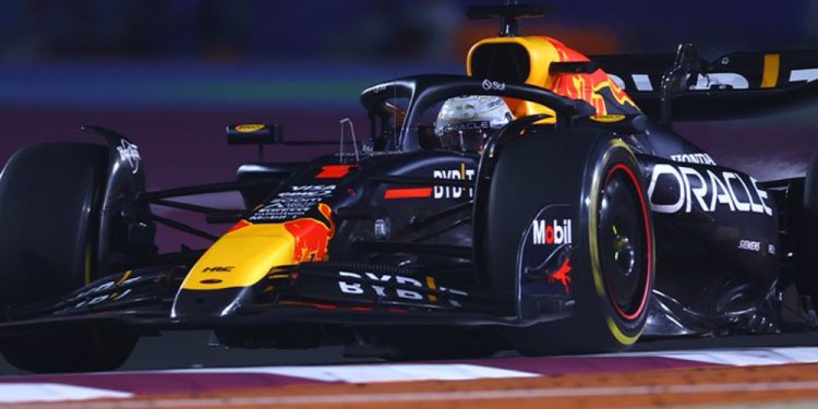 Verstappen supera Russell na largada e vence prova tumultuada no Catar