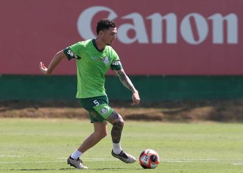 Palmeiras oficializa renovação com o volante Aníbal Moreno