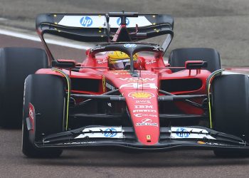 Hamilton pilota Ferrari pela primeira vez em teste na Itália