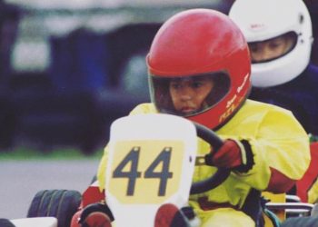 Hamilton celebra início do contrato com a Ferrari com foto de infância usando capacete vermelho