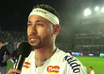 Com festa na Vila Belmiro, Neymar veste a camisa 10 e vai às lágrimas em apresentação no Santos