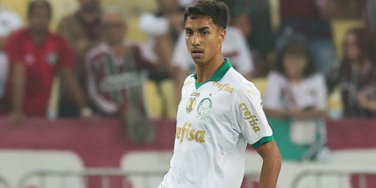 Manchester City oficializa proposta por Vitor Reis, do Palmeiras