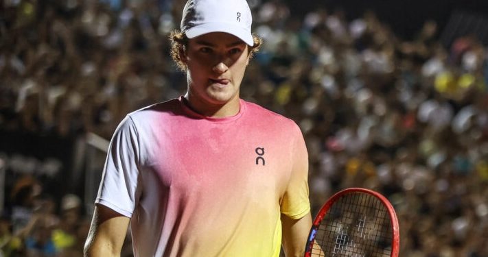 João Fonseca admite nervosismo e se diz triste com derrota no Rio Open