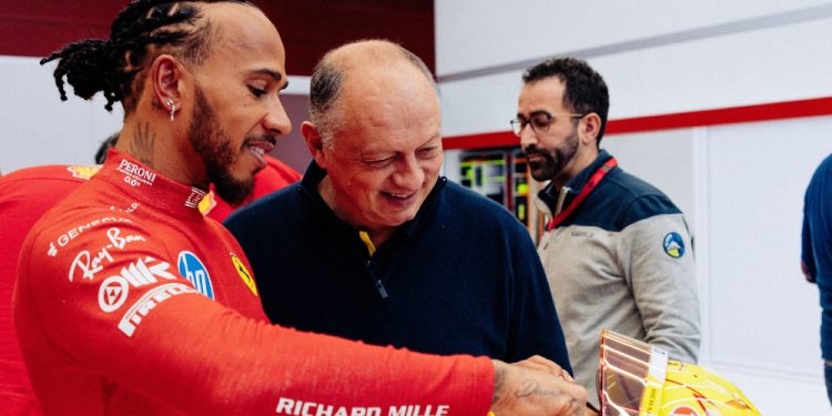 Hamilton divulga imagens de bastidores e diz que está se sentindo em casa na Ferrari