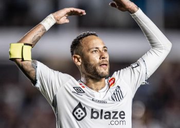 Torcida em festa, “quase golaço” e empate frustrante: veja como foi a reestreia de Neymar pelo Santos