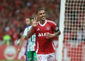 Alan Patrick brilha em vitória do Inter na Libertadores; Fortaleza x Colo-Colo é suspenso após invasão de gramado