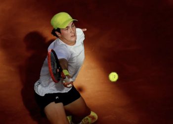 João Fonseca estreia com vitória tranquila em Madri e desafia 12º do mundo na segunda fase