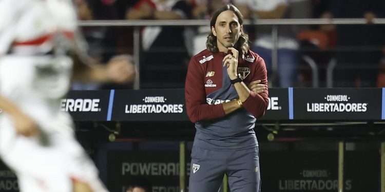 Zubeldía não é mais técnico do São Paulo; Crespo é favorito ao cargo