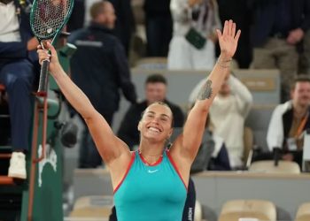 Com direito a pneu, Sabalenka bate atual campeã Swiatek e enfrenta Gauff na final de Roland Garros