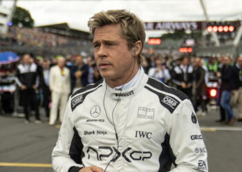 Astro do filme da F1, Brad Pitt pilota carro da McLaren em Austin