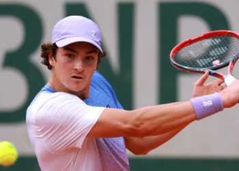 João Fonseca desperdiça match point e perde de virada na estreia em Halle