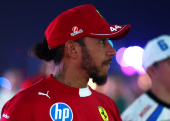 Toto defende Hamilton em meio a início difícil na Ferrari: “Ninguém desaprende a pilotar tão rápido”
