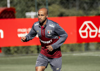 Lucas passa por procedimento no joelho e segue afastado do São Paulo