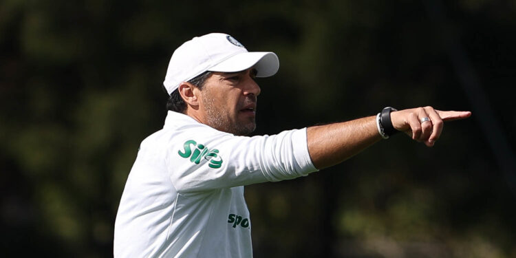 “Deixou a todos sem reação”, diz jornal português sobre comportamento de Abel Ferreira em coletiva