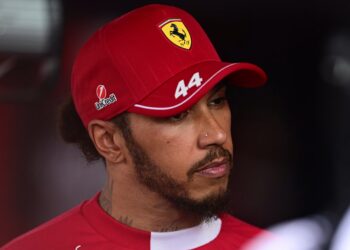 Chefe da Ferrari abafa crise e sai em defesa de Hamilton: “Está frustrado, mas não desmotivado”