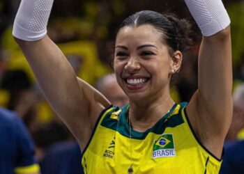 Carolana anuncia aposentadoria da Seleção Brasileira: “Momento de encerrar o ciclo”