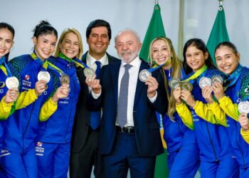 Lula recebe atletas da ginástica rítmica e anuncia criação de universidade dos esportes